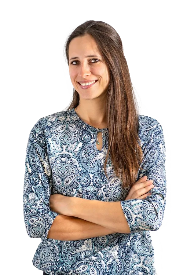 Kasia Bunsch – uśmiechnięta, w koszuli we wzory, z założonymi rękami